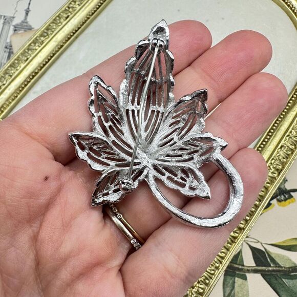 Vintage Monet Silver Tone Filigree Leaf Brooch Pin - Picture 3 of 4